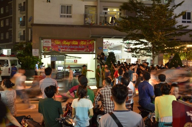 Vụ thi thể nữ sinh trong thùng xốp: Áp giải nghi phạm đến hiện trường - ảnh 3