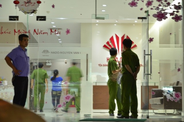 Vụ thi thể nữ sinh trong thùng xốp: Áp giải nghi phạm đến hiện trường - ảnh 5