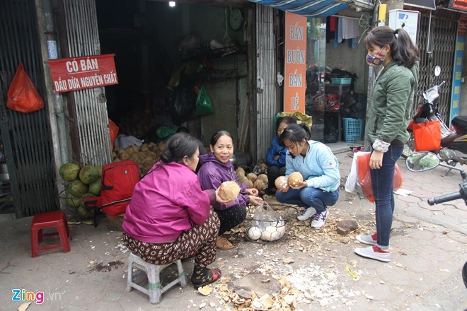 Đẽo dừa mỏi tay không đủ cho khách làm mứt Tết - ảnh 1