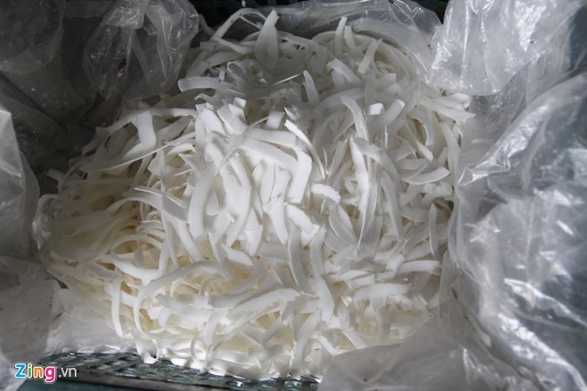 Đẽo dừa mỏi tay không đủ cho khách làm mứt Tết - ảnh 2