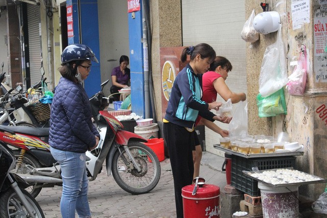 Người Hà Nội xếp hàng dài mua bánh trôi ăn Tết Hàn Thực - ảnh 10