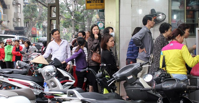 Người Hà Nội xếp hàng dài mua bánh trôi ăn Tết Hàn Thực - ảnh 1