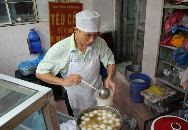Người Hà Nội xếp hàng dài mua bánh trôi ăn Tết Hàn Thực - ảnh 2