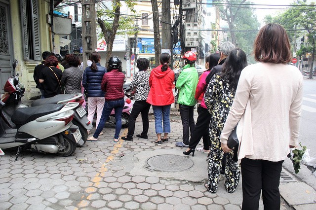 Người Hà Nội xếp hàng dài mua bánh trôi ăn Tết Hàn Thực - ảnh 3