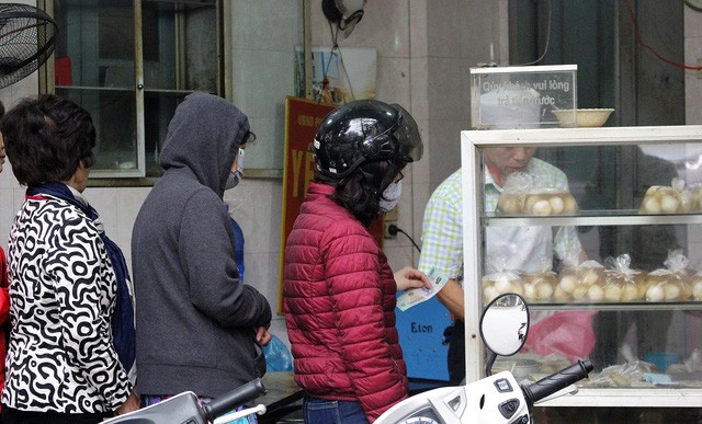 Người Hà Nội xếp hàng dài mua bánh trôi ăn Tết Hàn Thực - ảnh 4