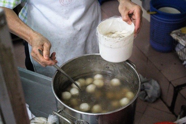 Người Hà Nội xếp hàng dài mua bánh trôi ăn Tết Hàn Thực - ảnh 5