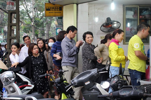 Người Hà Nội xếp hàng dài mua bánh trôi ăn Tết Hàn Thực - ảnh 6