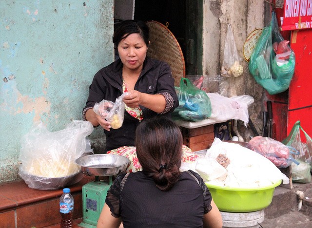 Người Hà Nội xếp hàng dài mua bánh trôi ăn Tết Hàn Thực - ảnh 8