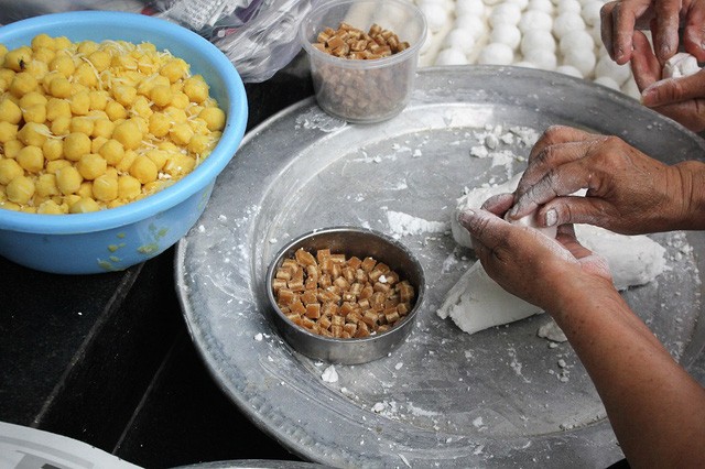 Người Hà Nội xếp hàng dài mua bánh trôi ăn Tết Hàn Thực - ảnh 9