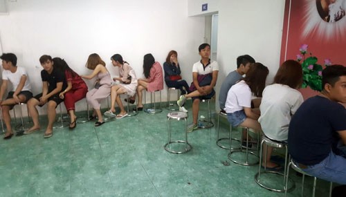 Hàng chục nam nữ 'phê' ma túy trong khách sạn ở Sài Gòn - ảnh 1