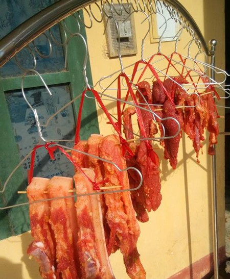 Bà nội trợ đua nhau phơi 'thịt một nắng' trong ngày nóng kỷ lục - ảnh 5