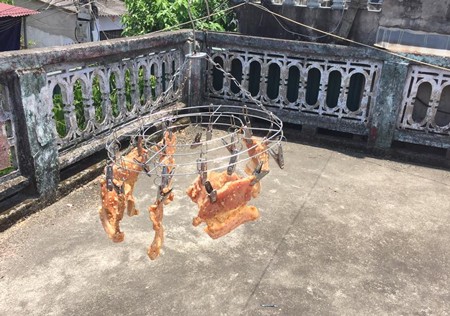 Bà nội trợ đua nhau phơi 'thịt một nắng' trong ngày nóng kỷ lục - ảnh 10