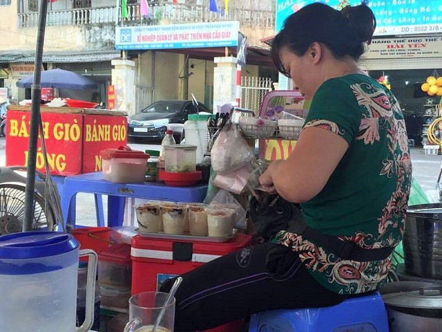 Nắng nóng đỉnh điểm, hàng nước giải khát... “đuổi không hết khách” - ảnh 2