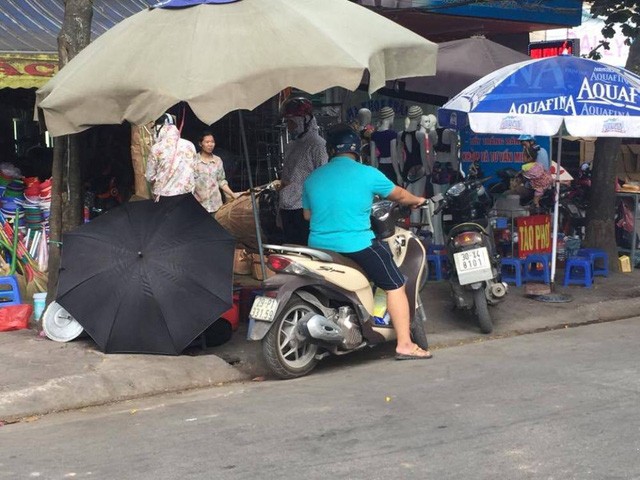 Nắng nóng đỉnh điểm, hàng nước giải khát... “đuổi không hết khách” - ảnh 5