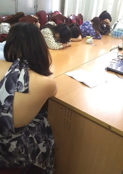 Bắt quả tang 2 tiếp viên massage đang kích dục cho khách - ảnh 1
