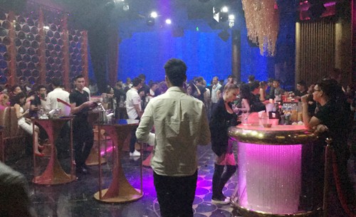 Nữ tiếp viên mặc áo dài trình diễn trong karaoke ở Sài Gòn - ảnh 1