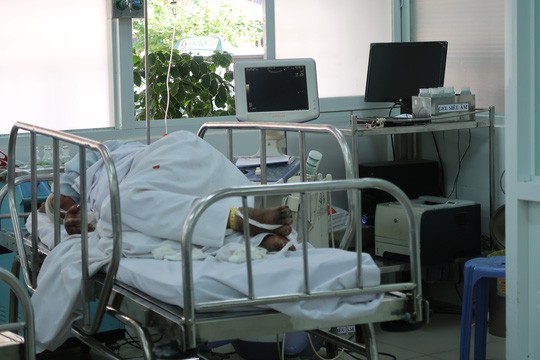 Bị phóng hỏa đốt ô tô giữa đường, 3 người bỏng nặng - ảnh 2