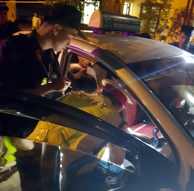 Cảnh sát chặn taxi chạy quá tốc độ, chở 594 viên ma túy - ảnh 1