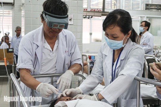 Cụ ông 70 tuổi tạt axít vào mặt vợ vì cuồng ghen - ảnh 1