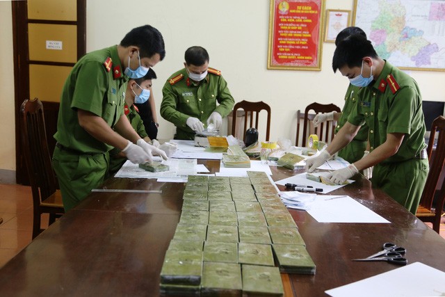 45 bánh heroin giấu dưới ghế xe khách - ảnh 1