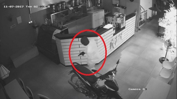 Đối tượng bịt mặt, nghi mang súng vào trộm đồ quán trà sữa - ảnh 1