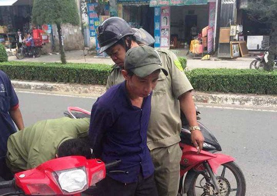 Chồng uống thuốc diệt cỏ rồi cầm 2 dao đâm vợ nhiều nhát - ảnh 1