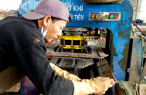 Thanh niên làm gạch không nung thu 2,5 tỷ mỗi năm - ảnh 1