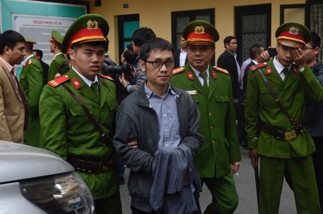 Dẫn giải các bị cáo về trại giam sau khi tòa tuyên án - ảnh 4