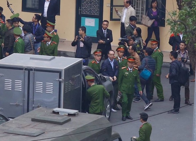 Dẫn giải các bị cáo về trại giam sau khi tòa tuyên án - ảnh 7