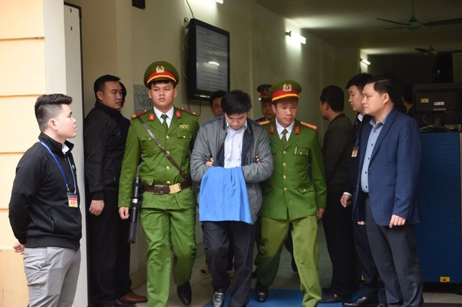 Dẫn giải các bị cáo về trại giam sau khi tòa tuyên án - ảnh 6