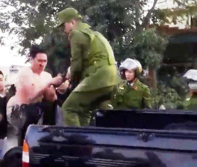 Cảnh sát nổ súng khống chế nam thanh niên 'ngáo đá' cầm hung khí - ảnh 1