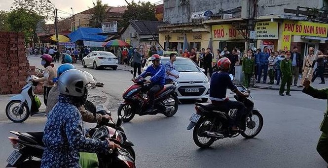 Nhóm công nhân khai gì khi để rơi thanh sắt trúng ô tô - ảnh 1