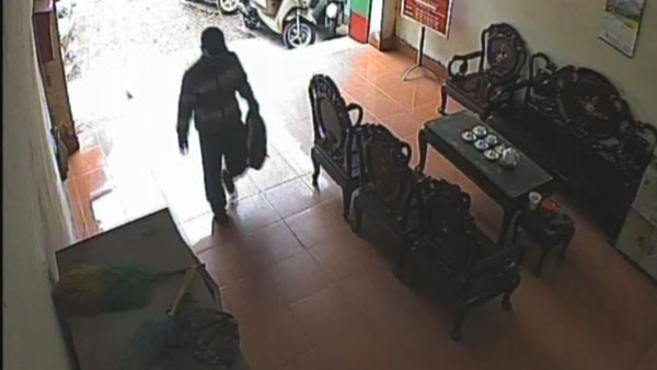 Hình ảnh kẻ mang bom giả vào cướp hơn 1 tỷ đồng ở ngân hàng - ảnh 2