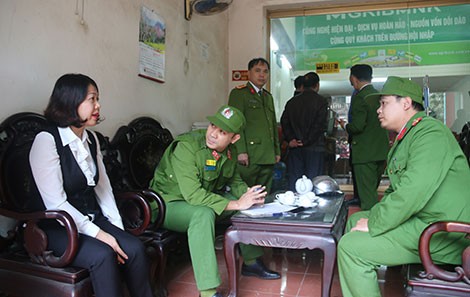 Hình ảnh kẻ mang bom giả vào cướp hơn 1 tỷ đồng ở ngân hàng - ảnh 5