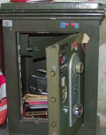 Thuê thợ đến phá két sắt nhà hàng xóm - ảnh 1