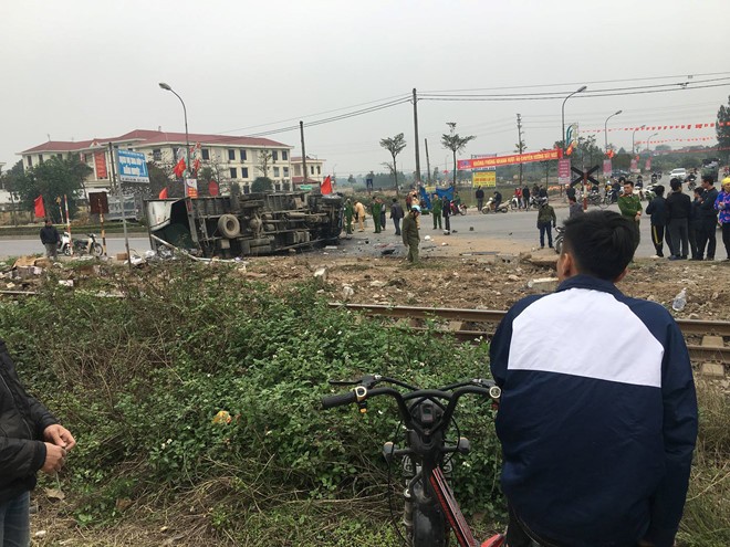 Xe tải bị tàu hỏa hất văng khi cố lao qua đường sắt - ảnh 1