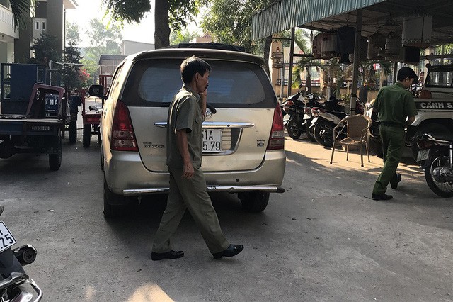 Giải cứu đồng bọn, xe bán tải tông văng 2 CSGT - ảnh 3