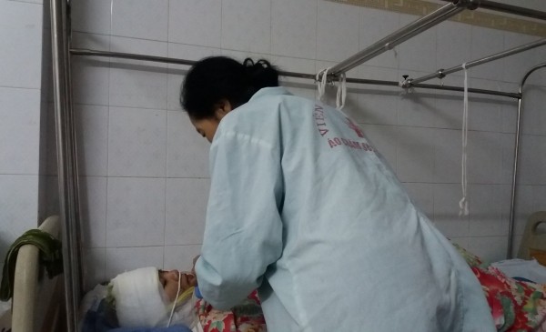 Vụ tạt axit vợ cũ tại Hà Nội: 'Không muốn anh ấy đi tù, con tha thứ' - ảnh 1