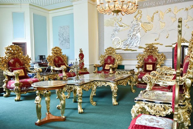 Bộ bàn ghế dát vàng 'độc nhất vô nhị', 30 thợ kỳ công chế tác - ảnh 1