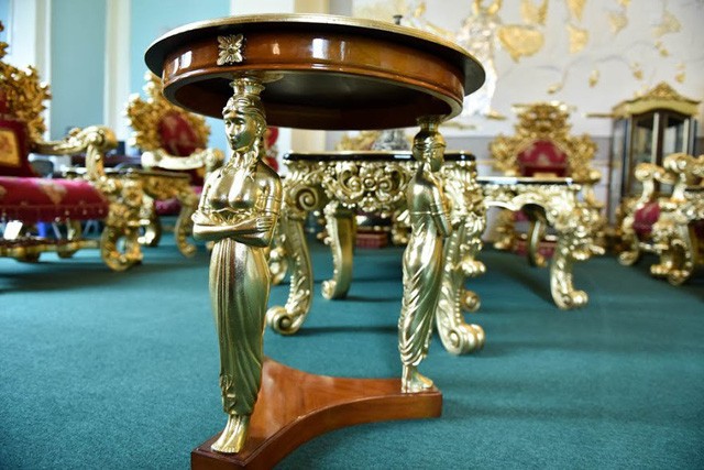 Bộ bàn ghế dát vàng 'độc nhất vô nhị', 30 thợ kỳ công chế tác - ảnh 9