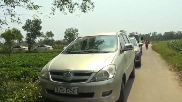 Gần trăm công an đánh úp sới bạc, bắt 52 đối tượng - ảnh 2