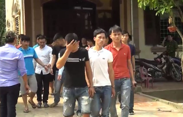 Gần trăm công an đánh úp sới bạc, bắt 52 đối tượng - ảnh 1