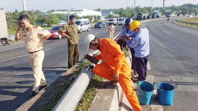 Tài xế ngủ gật lái xe tải làm xiếc giữa đường - ảnh 1
