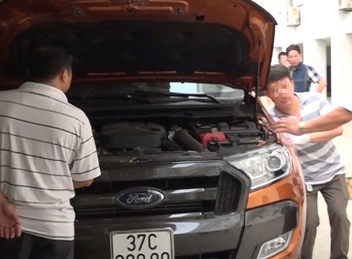 Cảnh sát bao vây xe bán tải chở 330 bánh heroin - ảnh 1