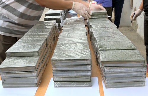 Cảnh sát bao vây xe bán tải chở 330 bánh heroin - ảnh 2