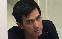 Khống chế nghi can cầm dao cố thủ bên xác vợ - ảnh 1