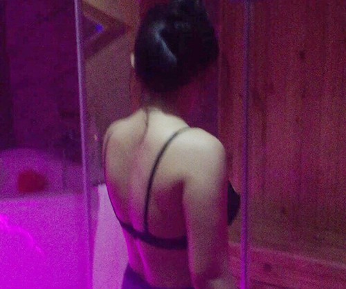 Nhân viên massage ở phố Tây Sài Gòn không mặc áo phục vụ khách VIP - ảnh 1