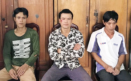 Người dân tay không chống trả nhóm thanh niên mang súng đi bảo kê - ảnh 1