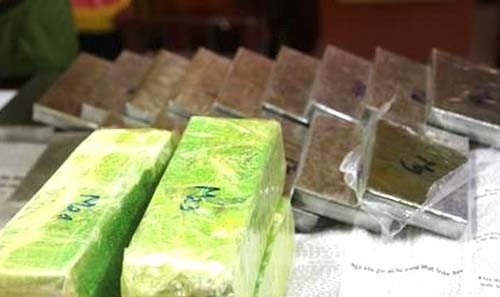 Cảnh sát bắn thủng lốp xe bán tải chở 19 bánh heroin - ảnh 1