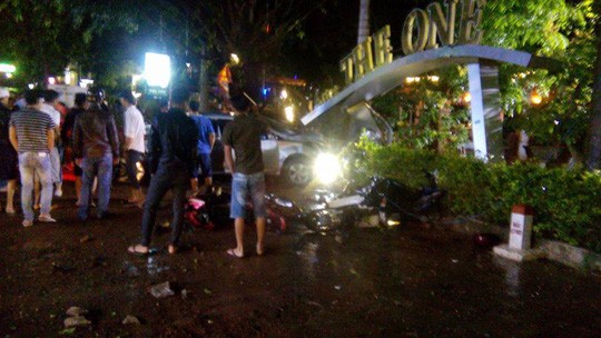 Xe con lao vào quán cà phê, 2 nữ sinh vừa tốt nghiệp chết thảm - ảnh 1